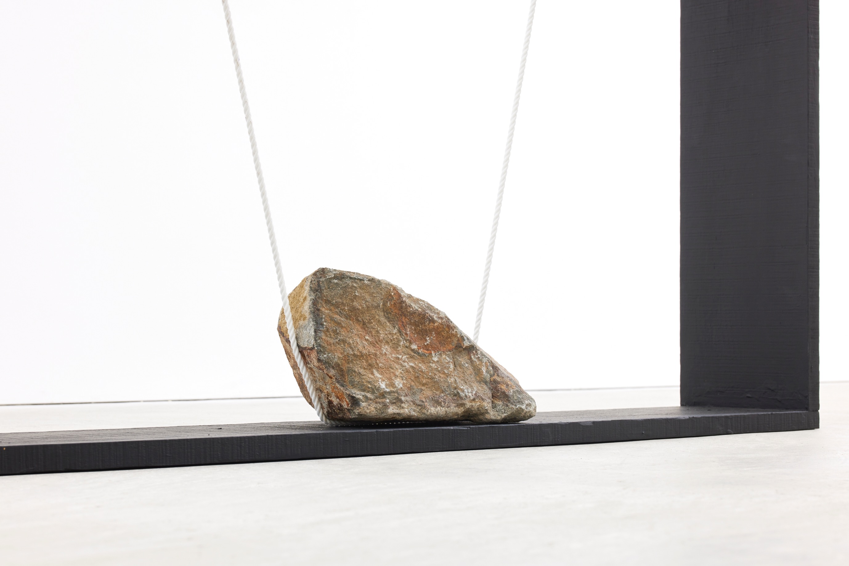 Origin of Space · Wood, Acrylic, Rope, Stone · 205.0 x 124.5 x 20.8 cm · 2020 · Origin of Space · Wood, Acrylic, Rope, Stone · 키시오 스가 · Kishio Suga · (출처 = 조현화랑) · (Source = Johyun Gallery)